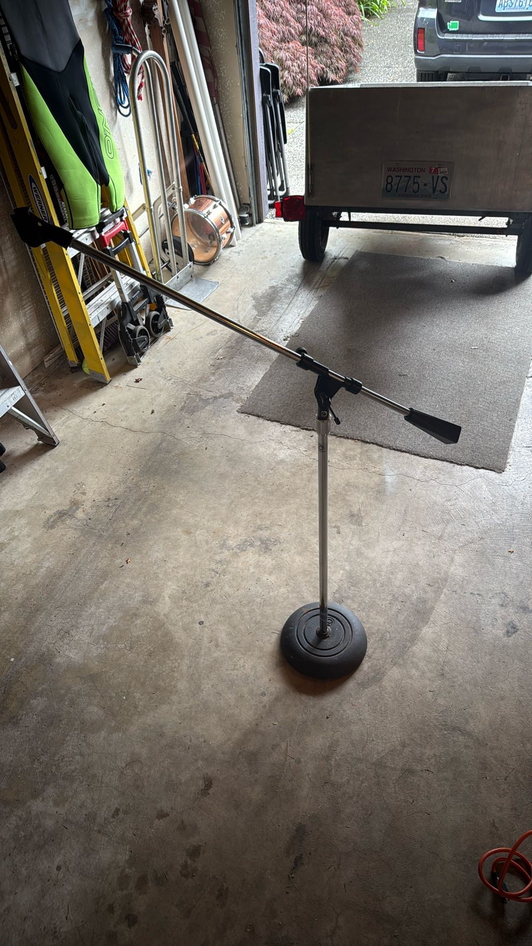 Round Base Microphone Stand