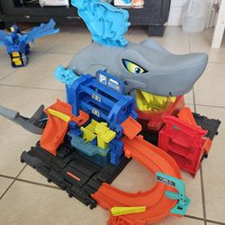  Hot Wheels City Ultra Shark Car Wash playset. 