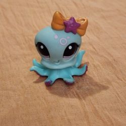 LPS Octopus Blue with Orange Bow.  #2227.  Adorable Littlest Pet Shop figurine.  Please all pictures as part of the description.  Bundle to save on sh