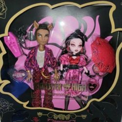 MONSTER HIGH 2023 DRACULAURA AND CLAWD WOLF VALENTINES DAY LOVE DOLL SET