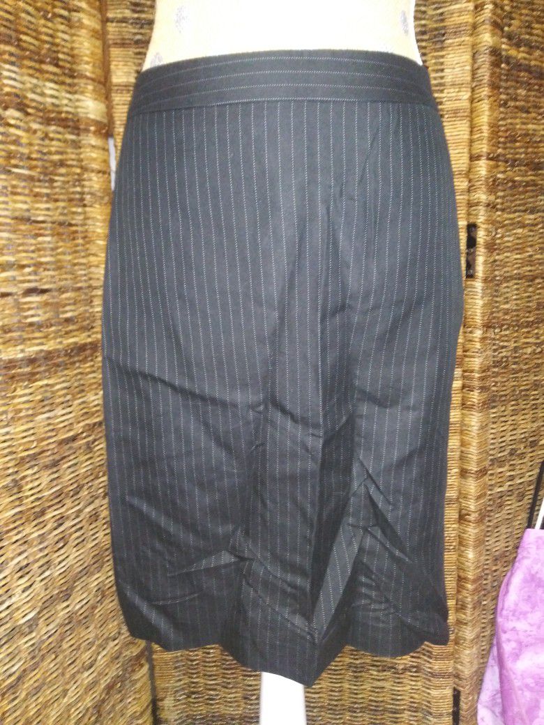 Ann Taylor LOFT Size 4 Skirt Black White Pinstripe Pencil Skirt Fully Lined


Excellent Condition!!


**Bundle and save with combined shipping**


