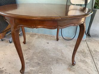 French Provincial Round Wood Dining Table solid mahogany wood in good shapes
