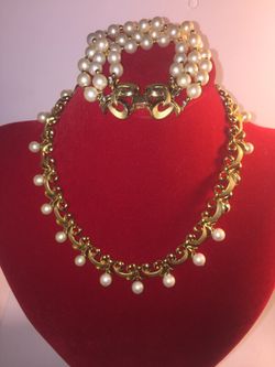 TRIFARI signed gold tone necklace and bracelet set with pearls very nice