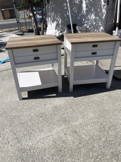 2 BEAUTIFUL NIGHSTANDS WHITE COLOR 