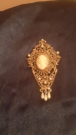 Vintage Florenza gold plated Cameo Brooch