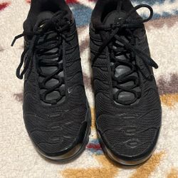 nike air max plus triple black