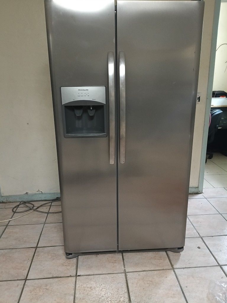 Refrigerador Stailes Steel Frigidaire The Two Doors 36x68 The Used $300