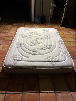 Queen size hybrid mattress gel and coils