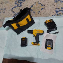 Herramientas para trabajar incluyendo 1 taladro 2 baterías  y un cargador