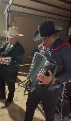 Grupo Sierreño con tuba 2 estilos  por el mismo precio acordeon guitarra y tuba y 2 guitarras y la tuba