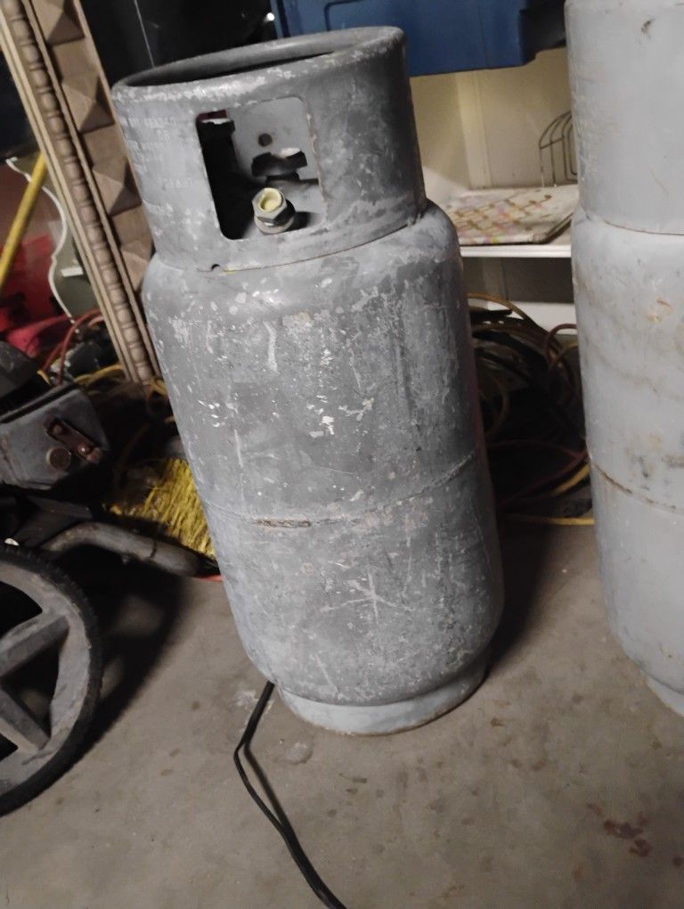 33 Gallon Forklift Propane Tank Partially Full 