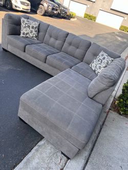 Absolutely gorgeous living spaces sectional couch !!
