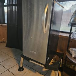 Ice Maker ( Will Deliver For 30.00)