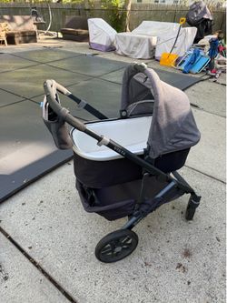Uppababy vista bassinet stroller with 2 bassinets