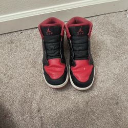 Jordan 1 Mid "Banned" (2020) - Used
Size: US 7
Colorway: Black/University Red-White