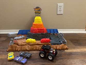 Hot Wheels Monster Trucks Bone Shaker Ultimate Crush Yard Play set, one Toy Truck and 3 Crushable Cars