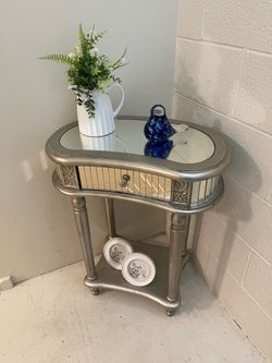 Mirrored vanity table