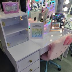 👨‍👩‍👧‍👦 Hello Kitty Vanity Set, Kuromi, My Melody, BRAND NEW.