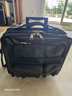 17" business rolling case  Leather  black  light  & heavy Duty
 L17" x H16" x D 9" very  smooth  zipper  & wheels