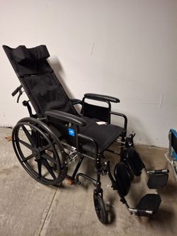 18" SEAT RECLINING WHEELCHAIR+ Elevating Leg Rests+ Many Accessories- Like New!