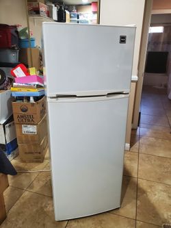 RCA 7.5 cu ft Apartment Fridge with Top Freezer - White