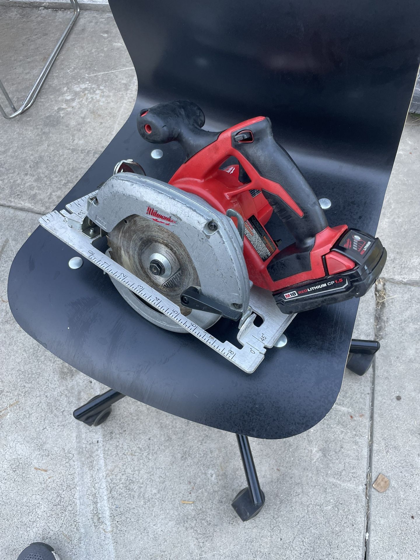 Milwaukee Saw With Battery !