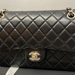 Chanel Classic Flap Medium – Black Lambskin / Light Gold Hardware