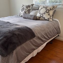 Beauty Rest, Queen Bed , With Box Spring And Frame Perfect Condition 