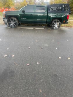 26 INCH RIMS /ALARM SYSTEM/REMOTE STARTER/SUNROOF/4 X 4/