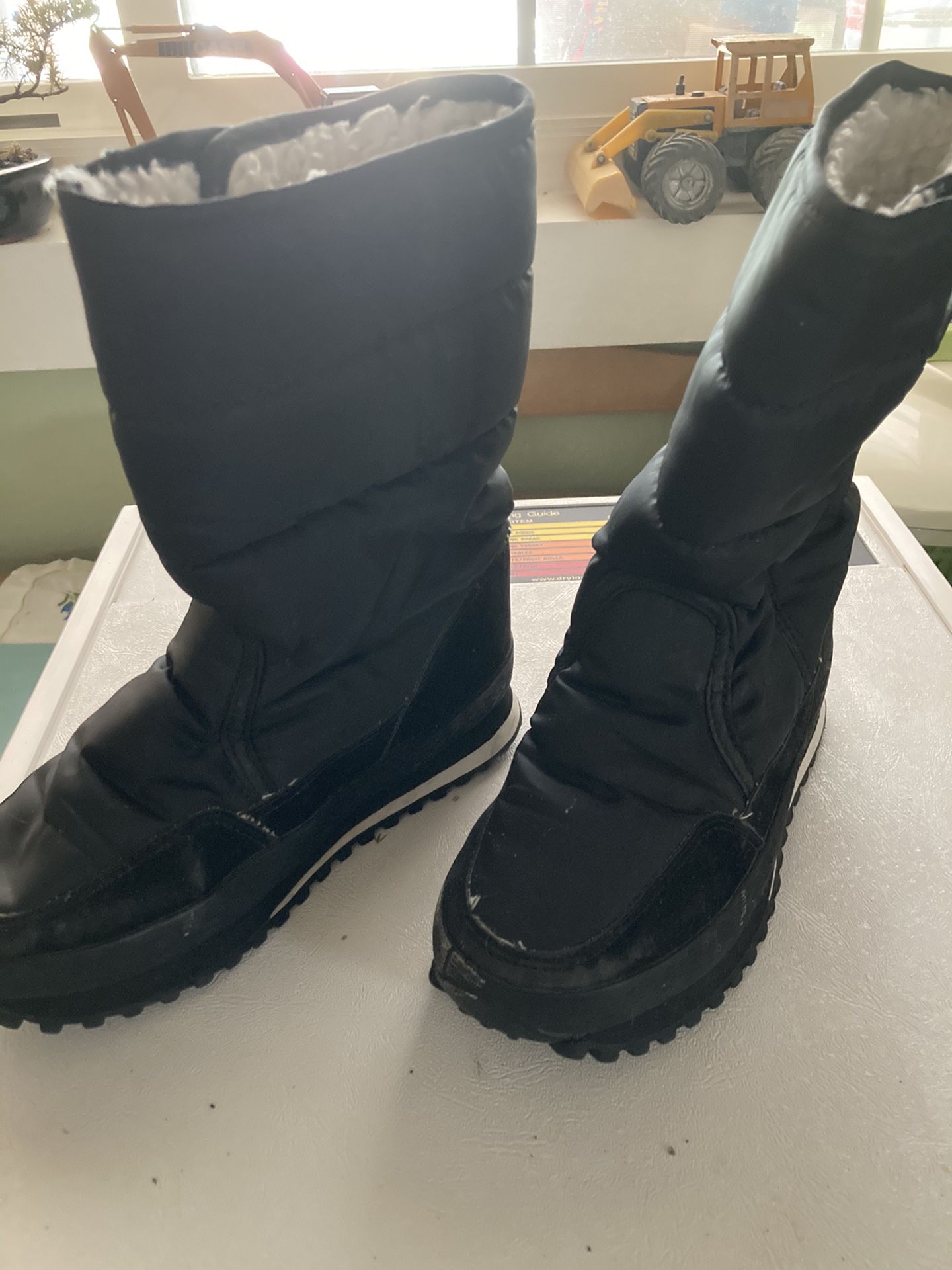 Snow boots kids size 2