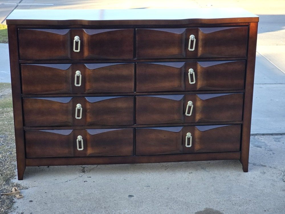 DRESSER