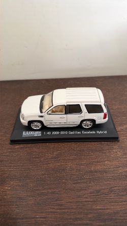 Luxury Diecast 1:43 scale diecast model of a white 2009-2010 Cadillac Escalade Hybrid.
