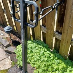 Hitch Mount Bicycle Rack. Great Condition Holds Three Bikes. Fold Down Also