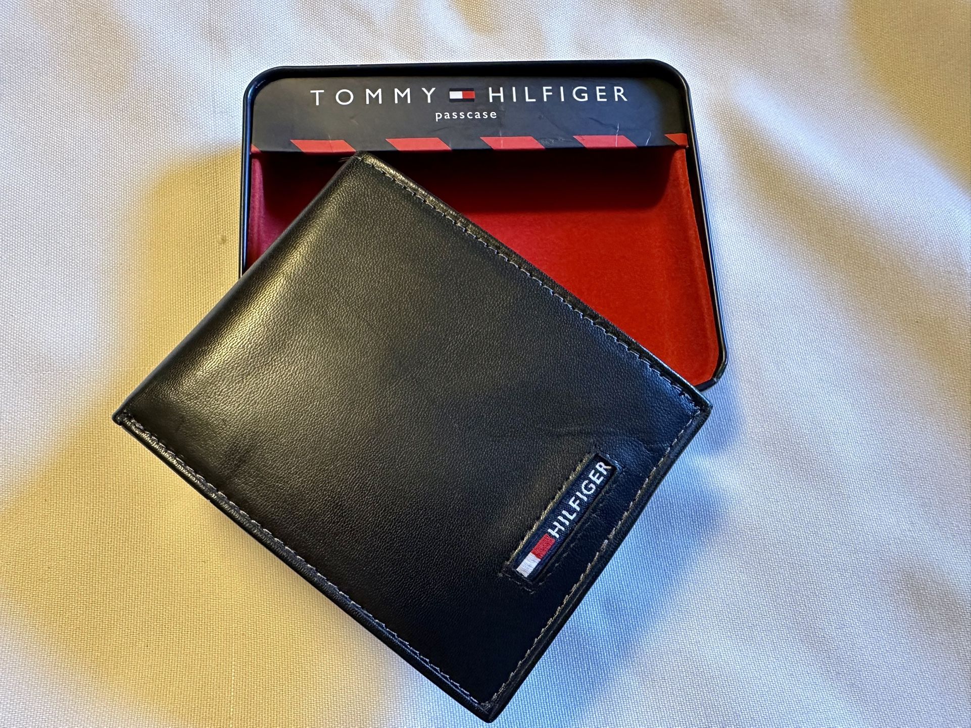 Tommy Hilfiger Men's Premium Leather Wallet Passcase in Metal Case