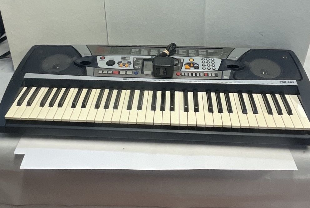 Yamaha Portatone PSR-282 Electronic Keyboard Piano Bass Boost DJ MIDI - Tested