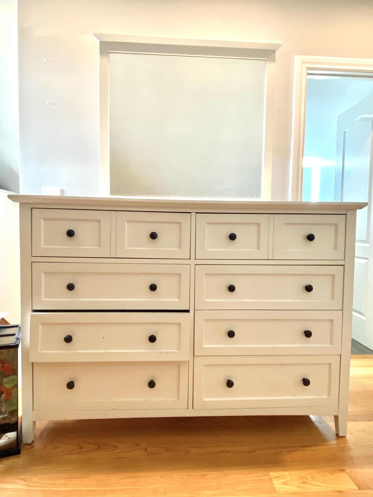 White Drawer Set With Mirror 