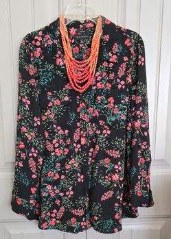 BEAUTIFUL ✨️ Women's Floral, Button Down and long sleeve. Top Size (XL) 
$10 **(NECKLACE NOT INCLUDED)
💰Cash Only. 
✨️EXCELLENT CONDITION! (Slide thr