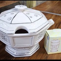 Vintage Soup Tureen With Matching Salt/pepper Shakers