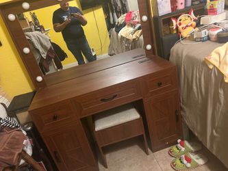 Make Up  table