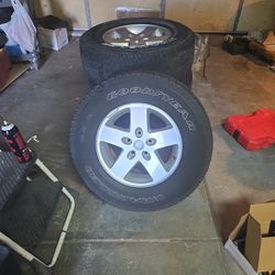 17 I N. Stock JEEP WHEELS 255 75 17 W/ TPMS 