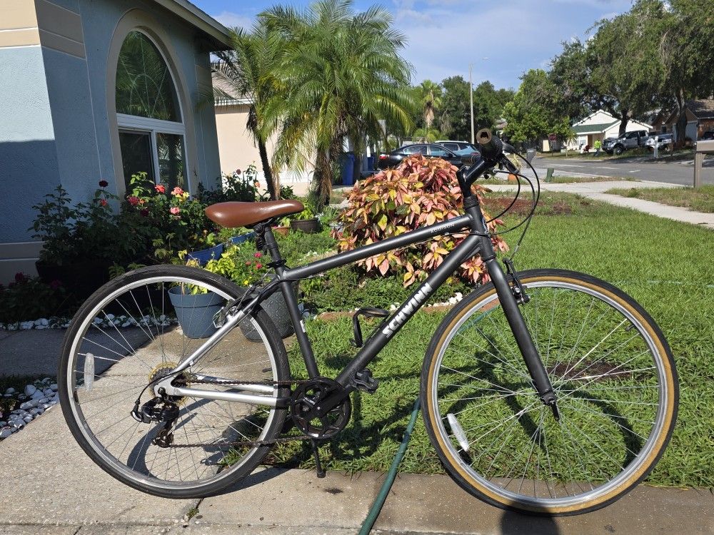 Schwinn Addison 700c Hybrid Bike