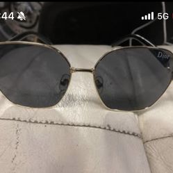 Dior sunglasses worn a few times. No damage look  brand new 