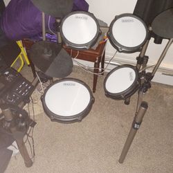 Barely Used Simmons 4 Piece Drum Set
