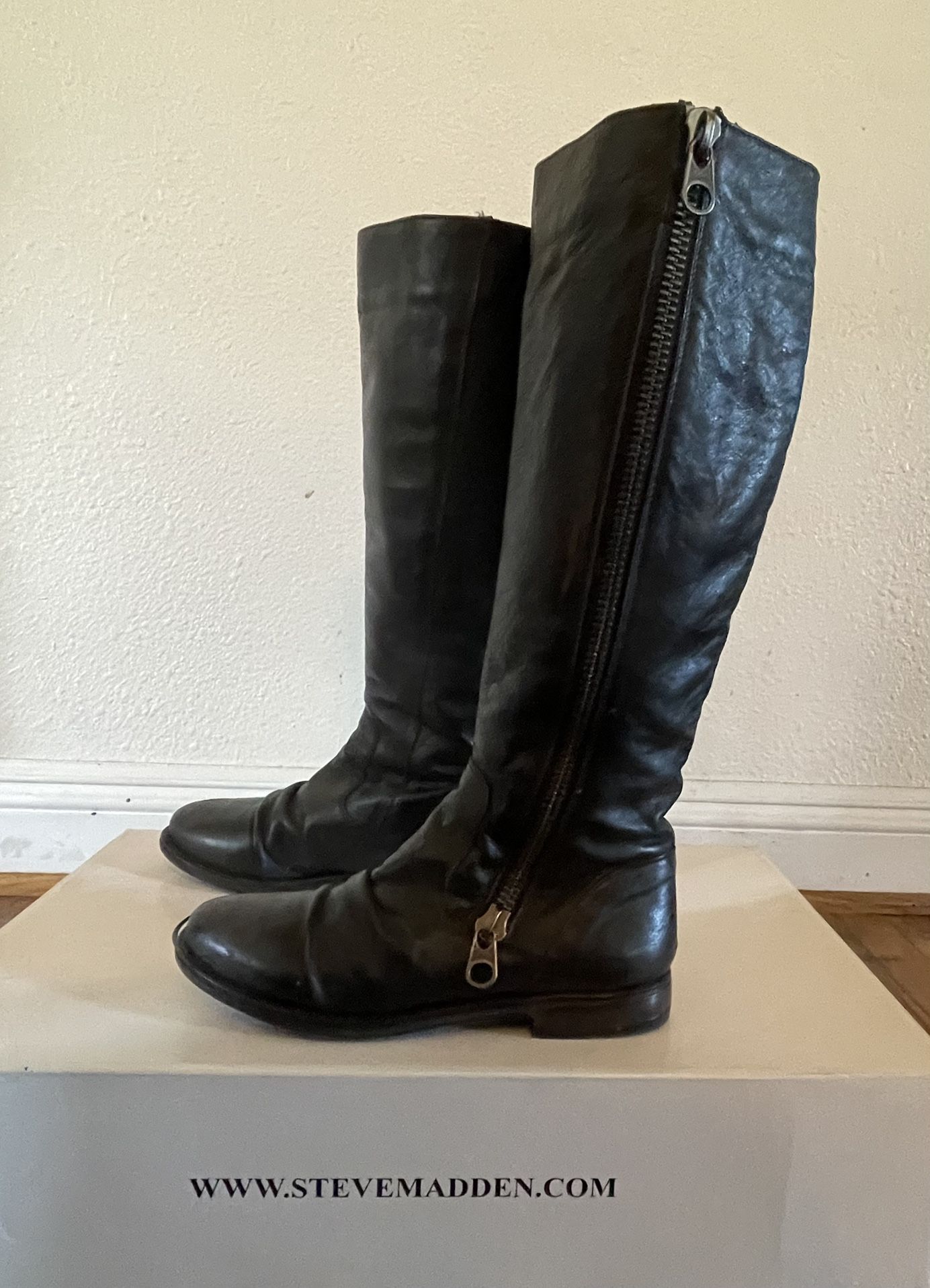 Steve Madden Distressed Black Leather “LINDERR” Boot