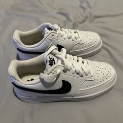 Nike White/Black Size: 6 Women 