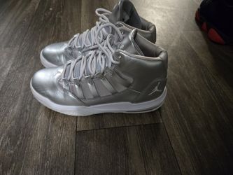 Jordan Max silver size 6.5Y / 8 Womens Authentic 