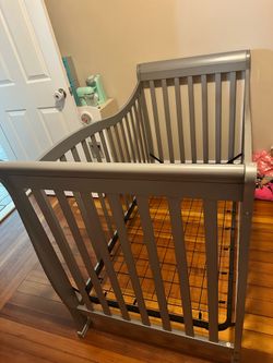 Crib and mattress. 2 comfort and 2 sheets
