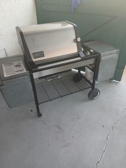 BBQ GIRL BY Weber Gense Gold Super clean Looks and Works like new