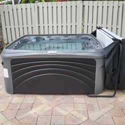 Jacuzzi Hot Tub 