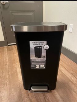 Step can trash can